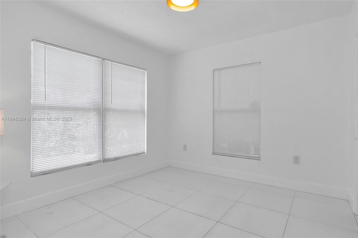 Empty room, Interior