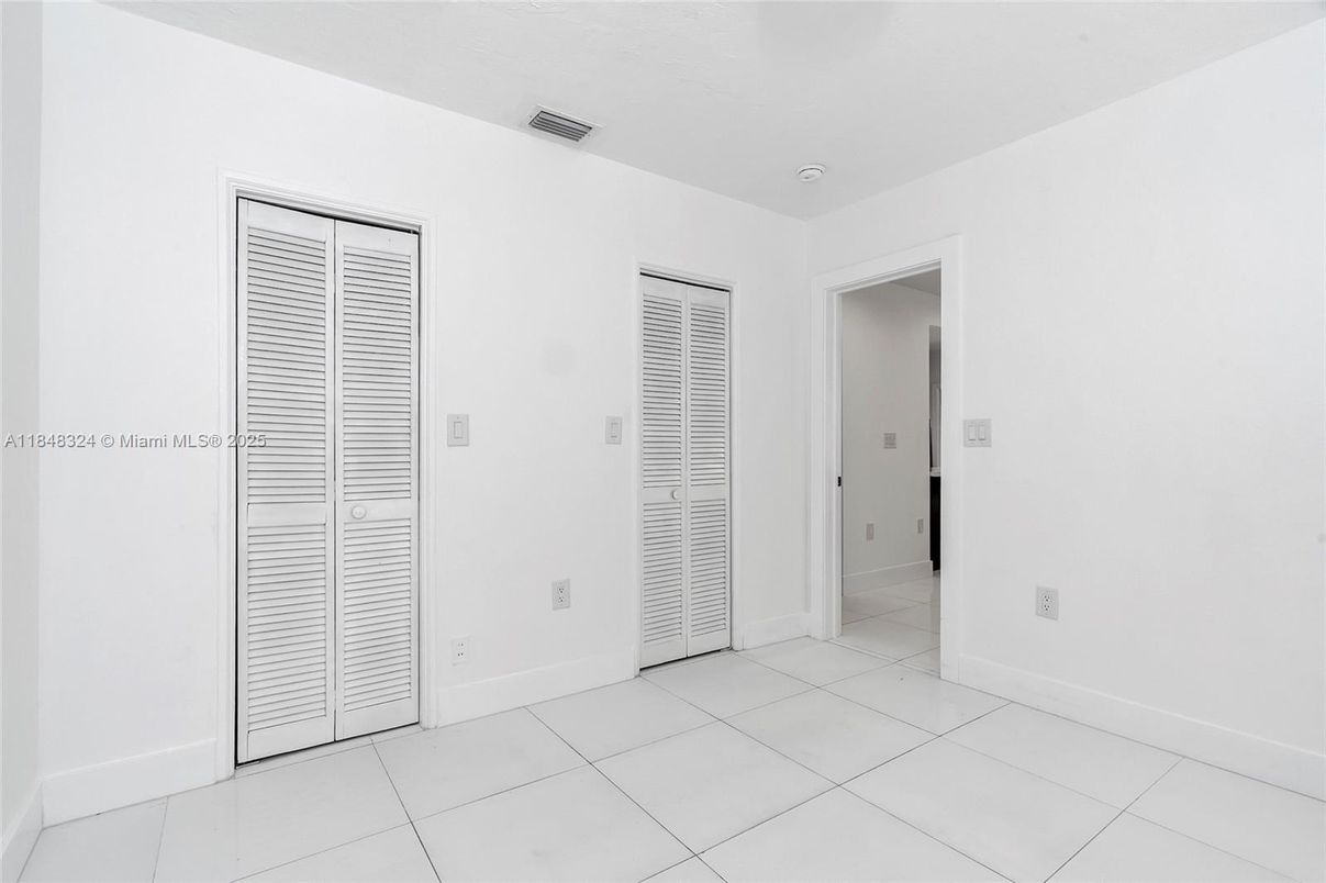Empty room, Interior