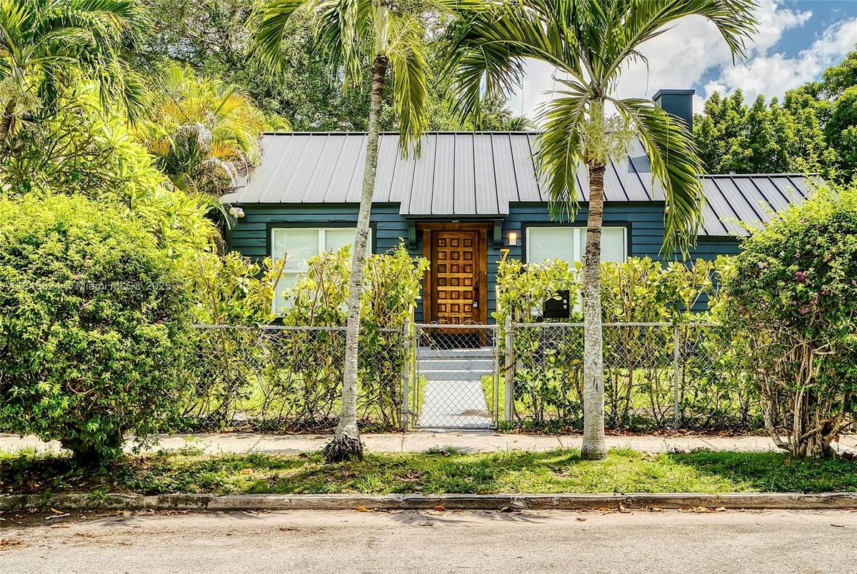 Exterior, Facade, Ranch