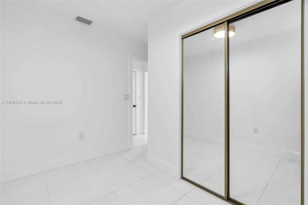 Empty room, Interior