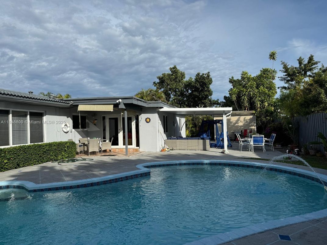 Exterior, Pool