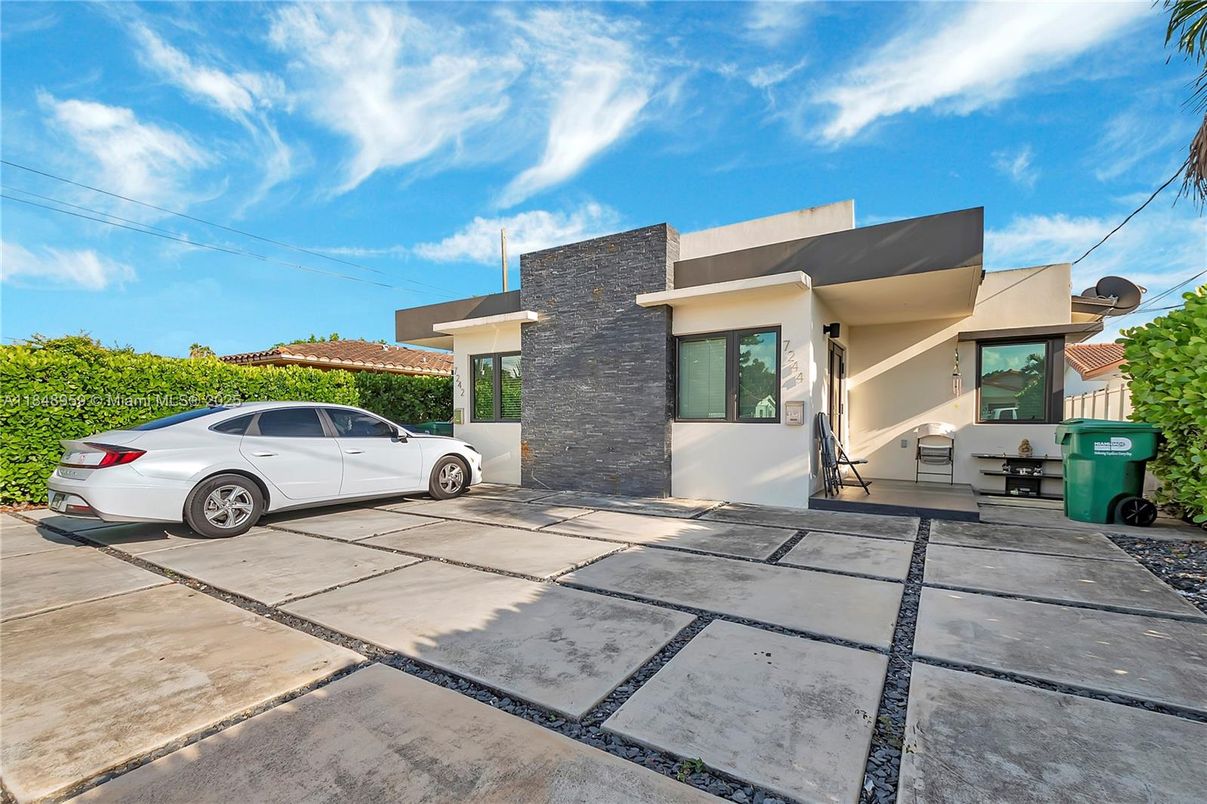 Exterior, Facade, Modern