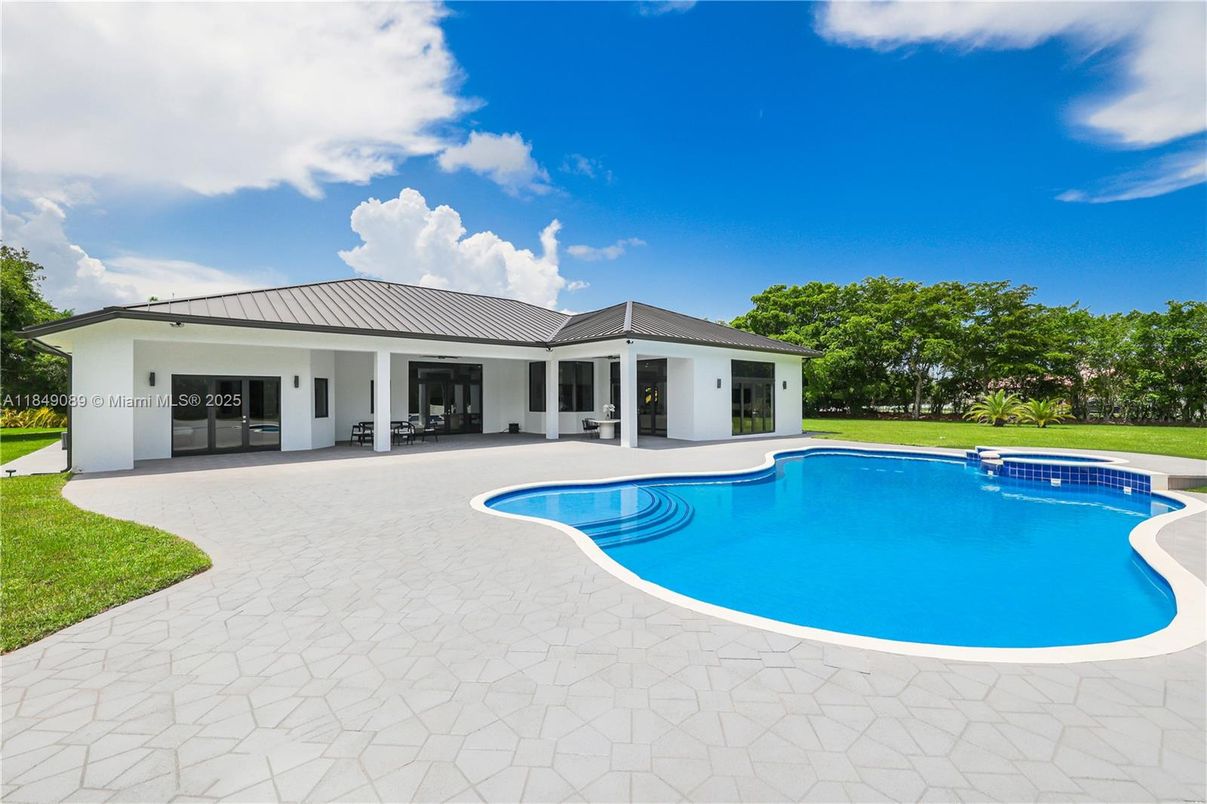 Exterior, Pool