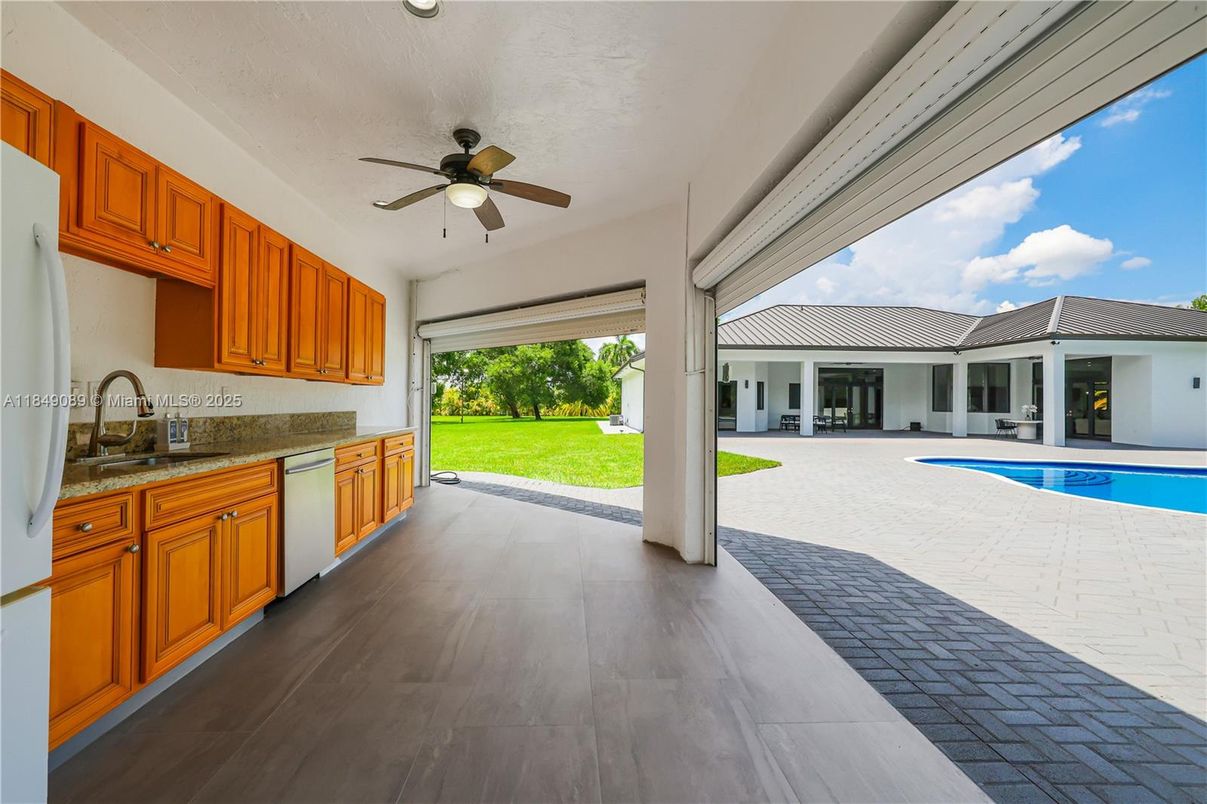 Interior, Pool, Sun Room