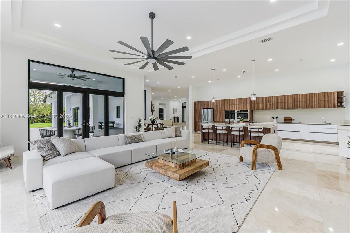 Interior, Kitchen, Living room, Pendant Lights, Recessed Lighting, Stainless Steel Appliances