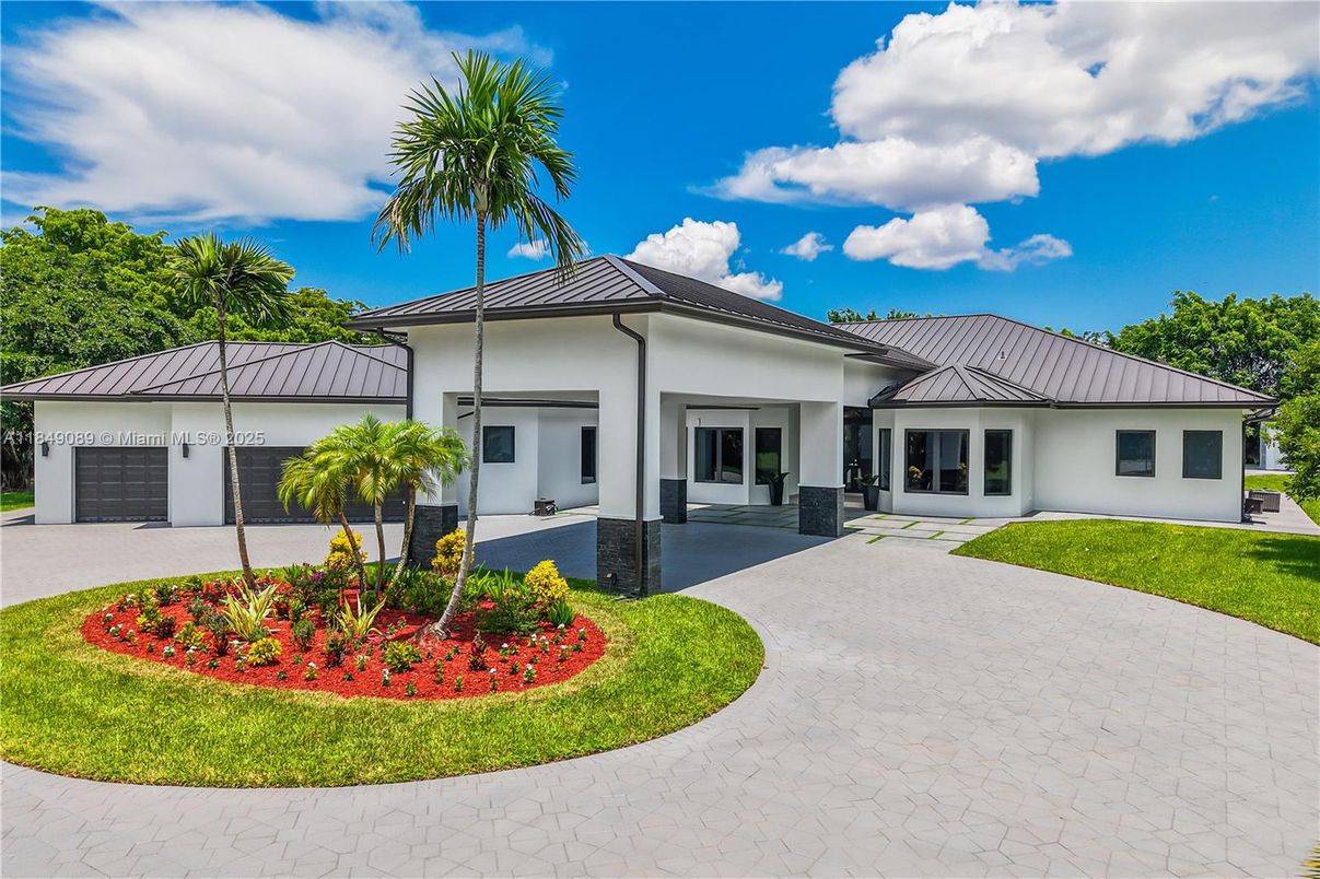 Attached, Exterior, Facade, Ranch