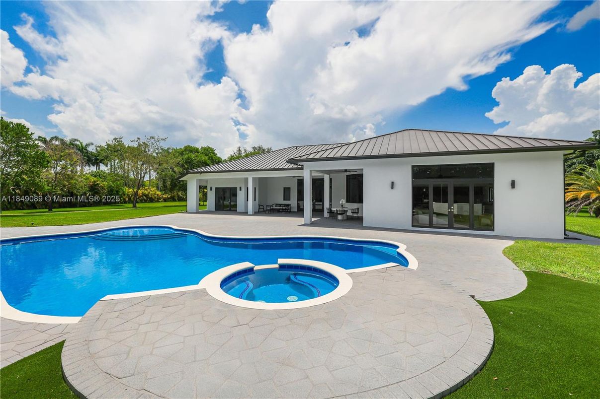 Exterior, Pool