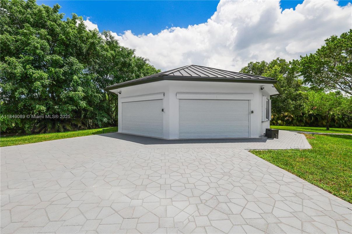 Detached Garage, Exterior