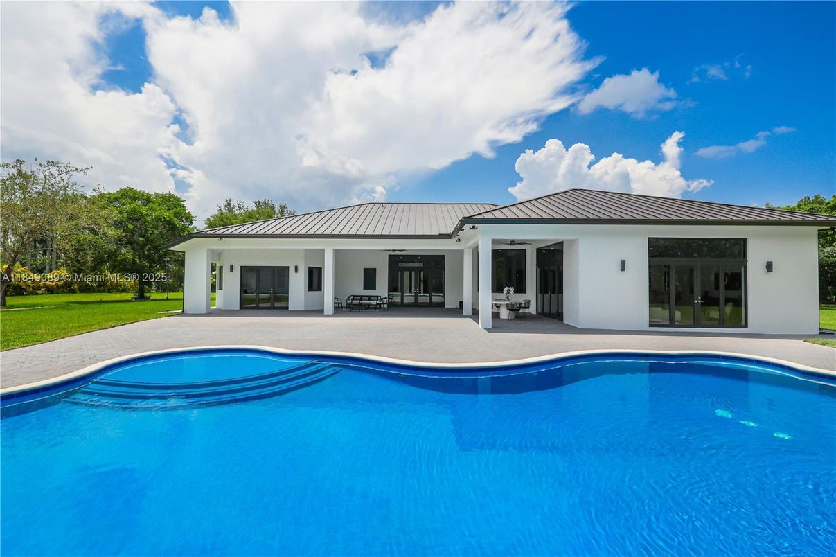 Exterior, Pool
