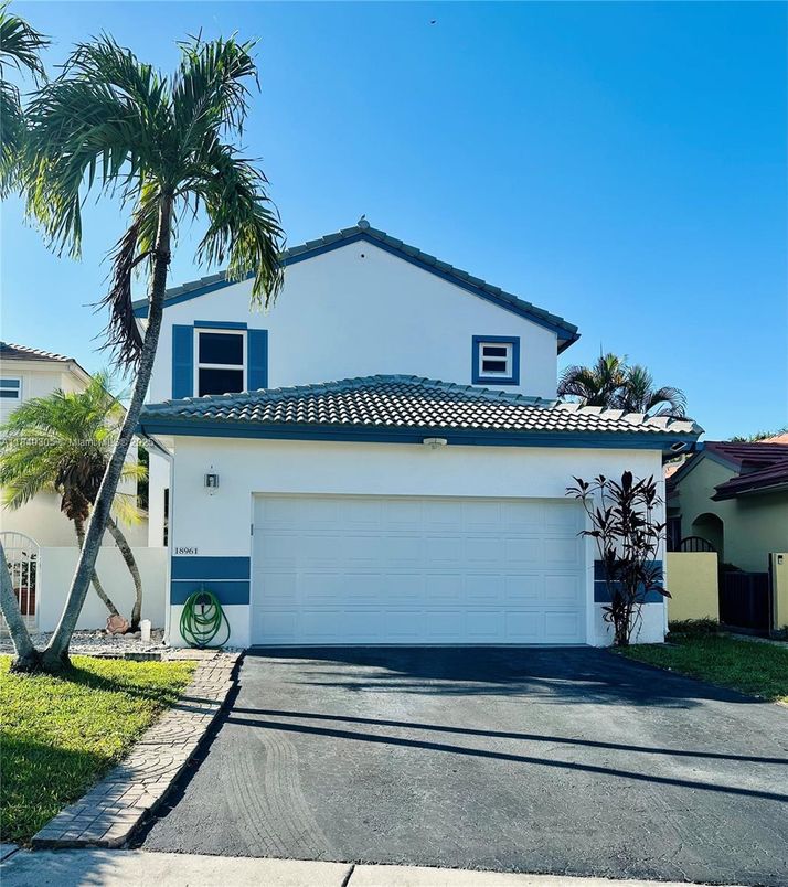 Attached, Exterior, Facade, Mediterranean