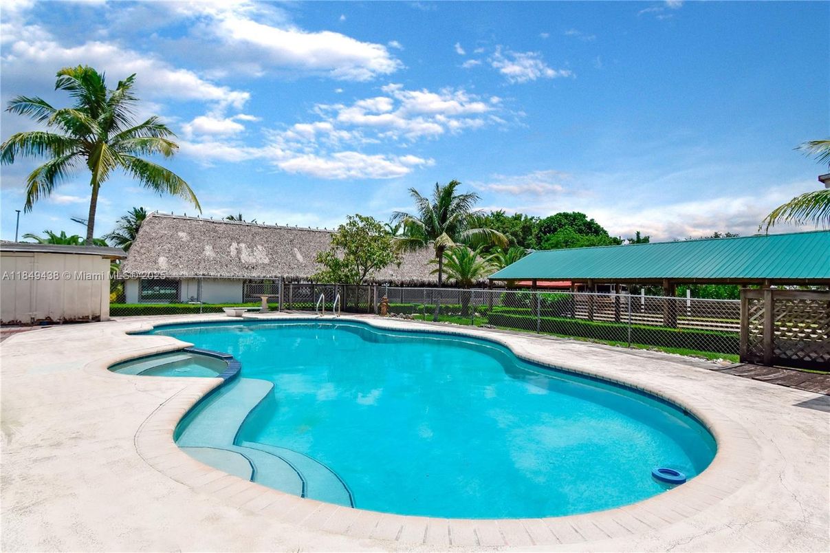 Exterior, Pool