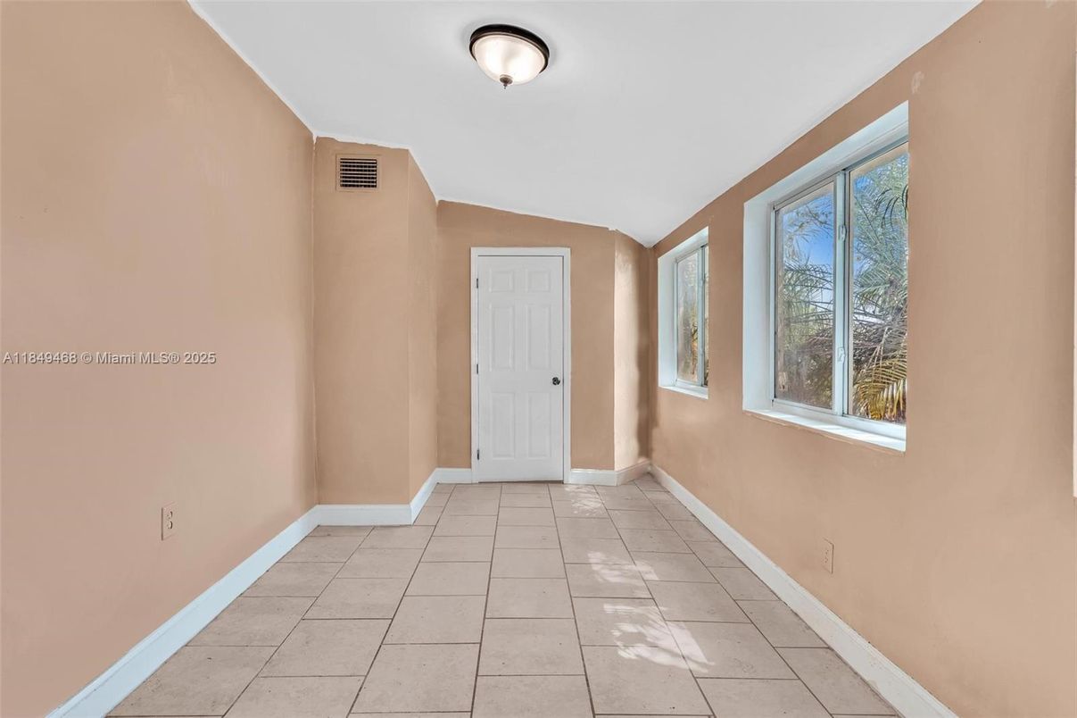 Empty room, Interior