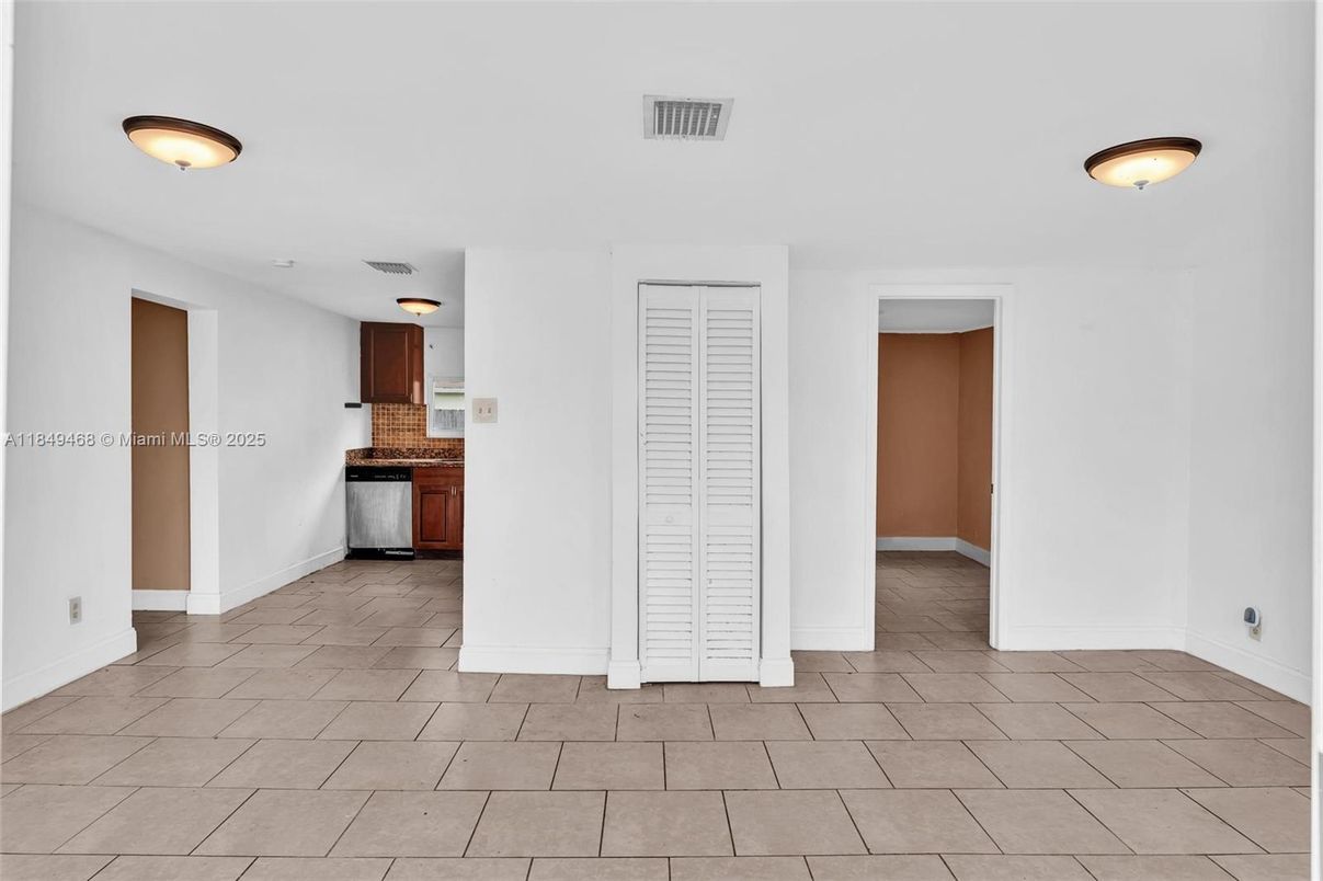 Empty room, Interior