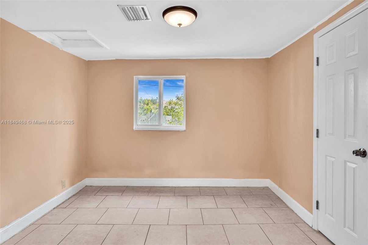 Empty room, Interior