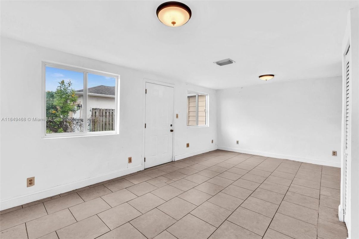 Empty room, Interior