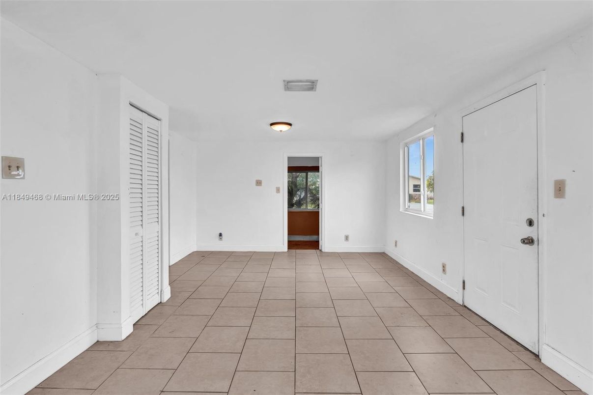 Empty room, Interior