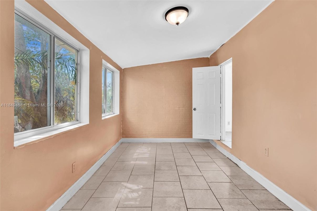 Empty room, Interior