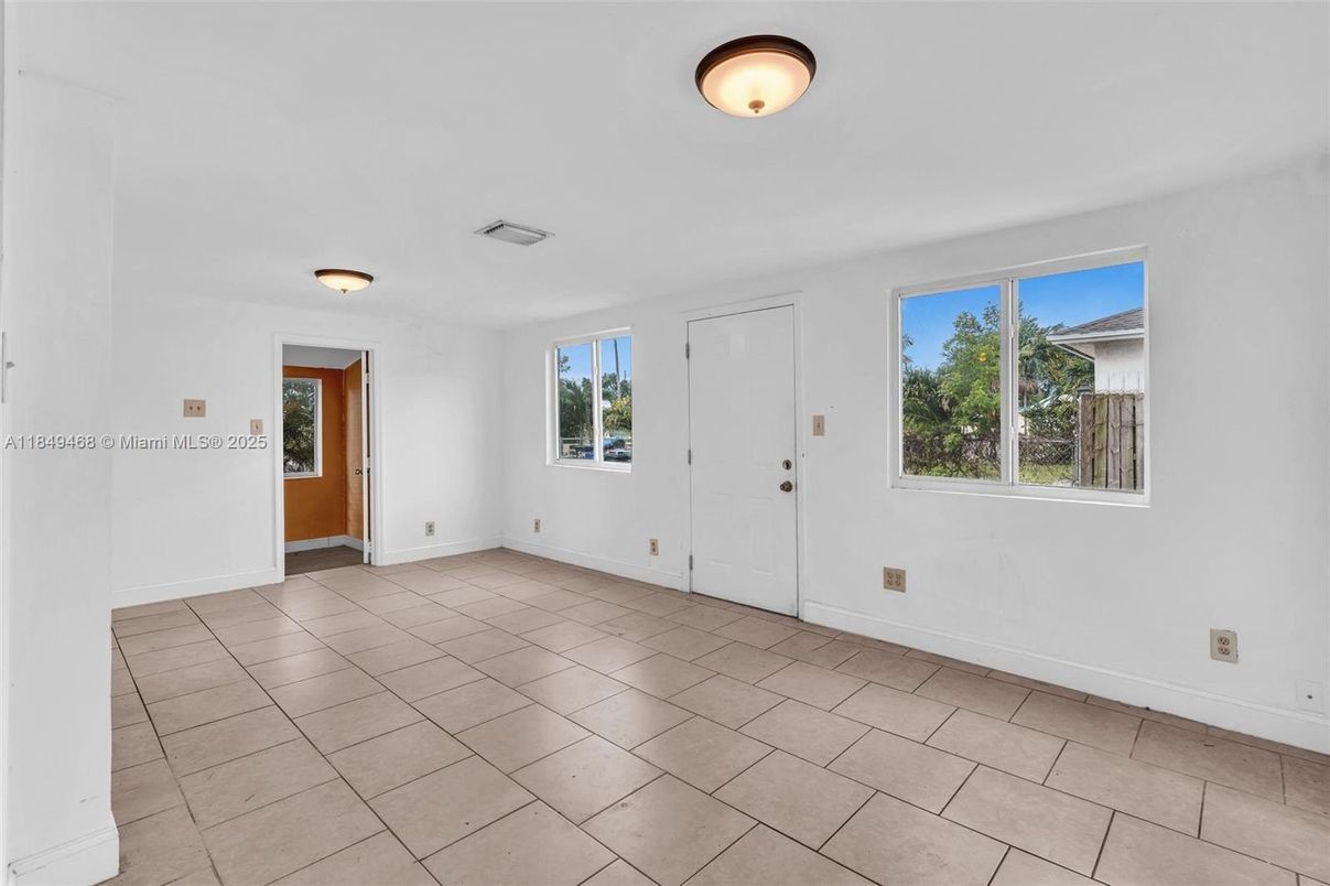 Empty room, Interior