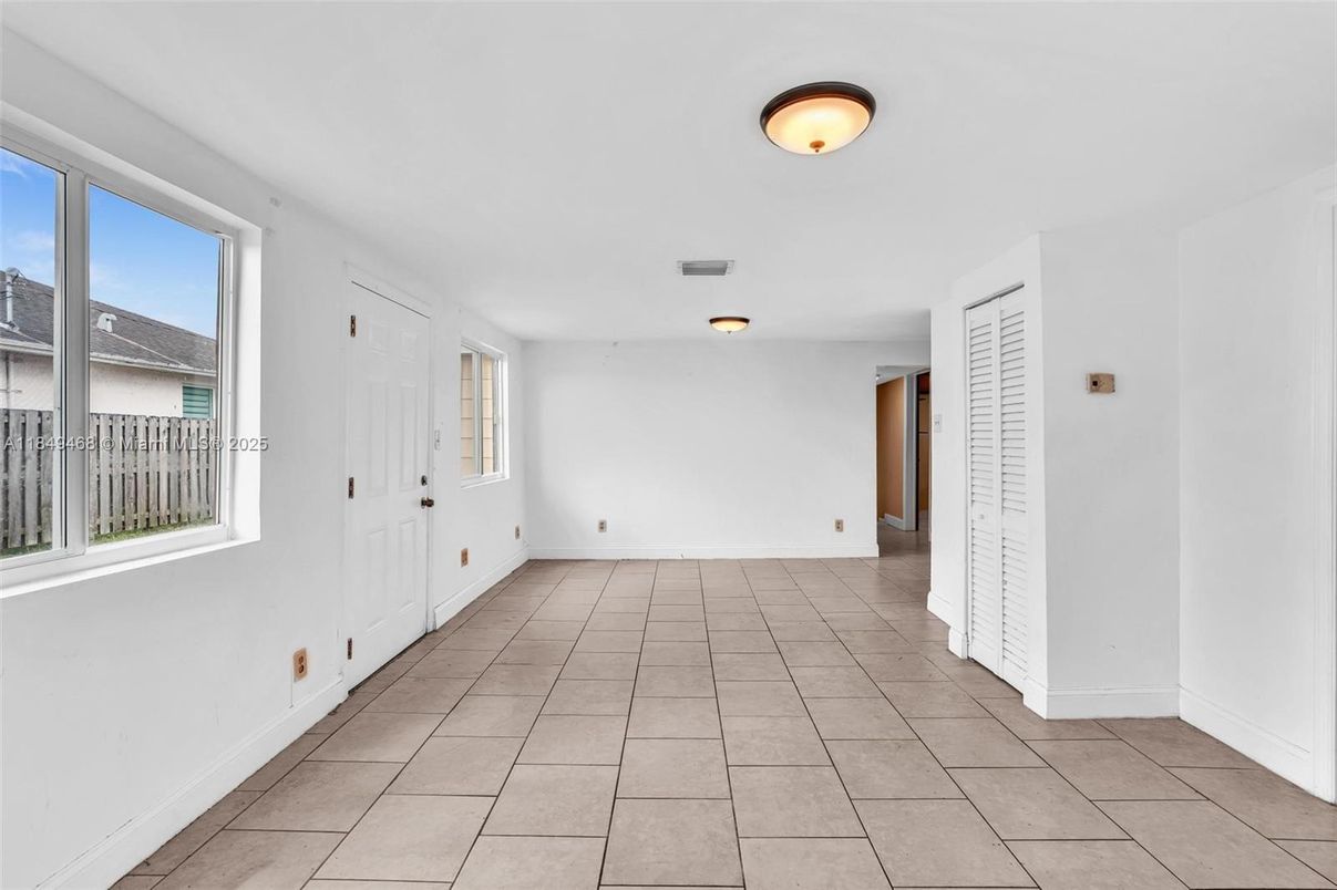 Empty room, Interior