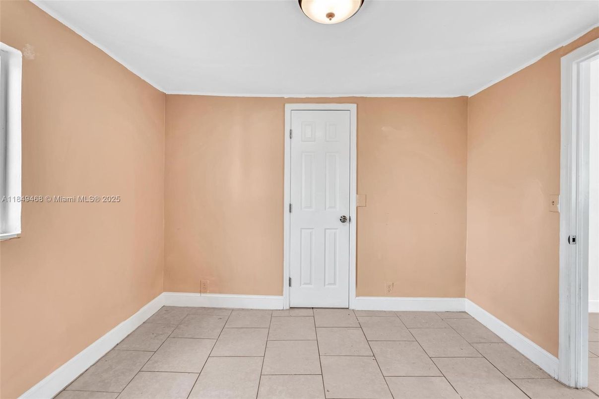 Empty room, Interior
