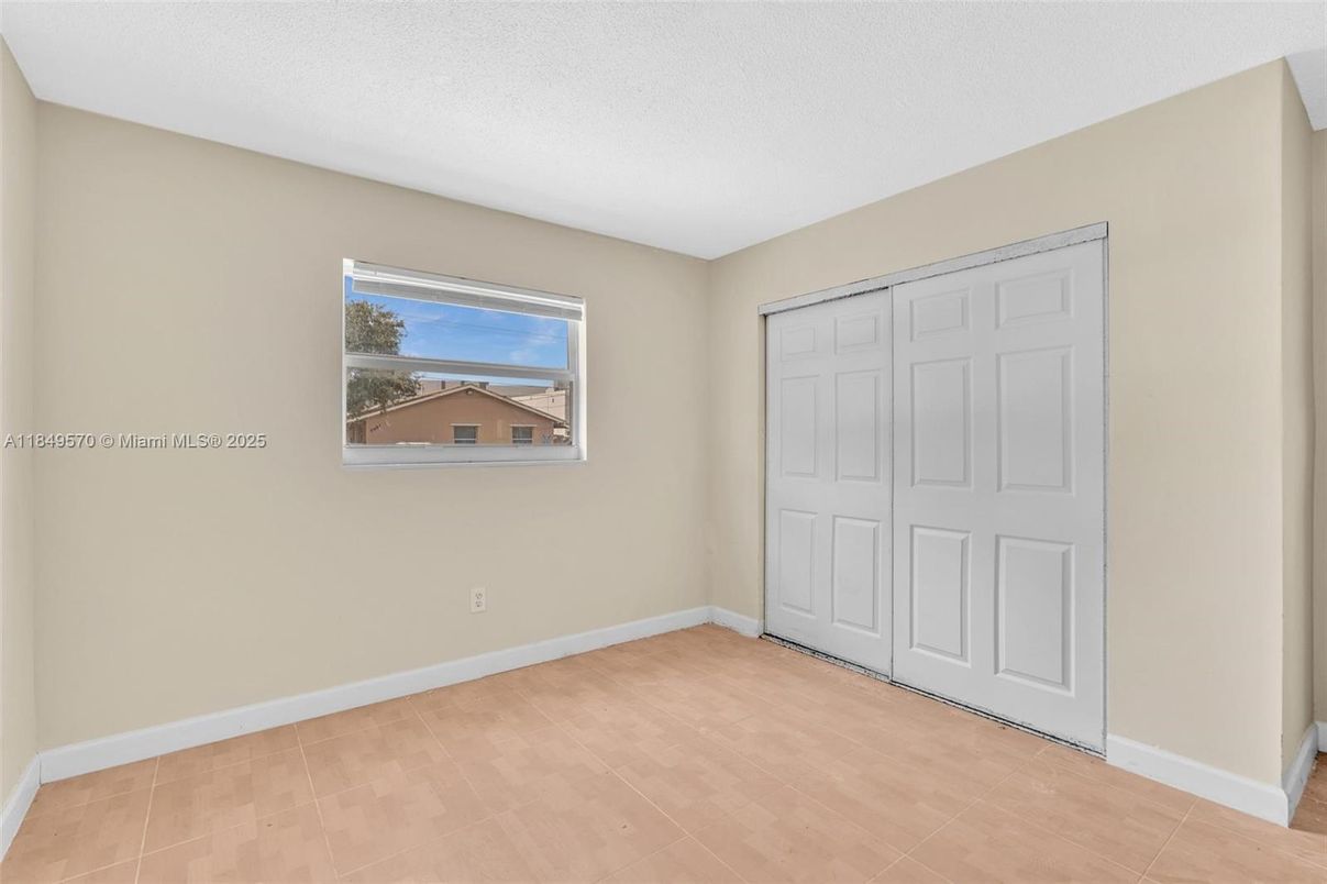 Empty room, Interior
