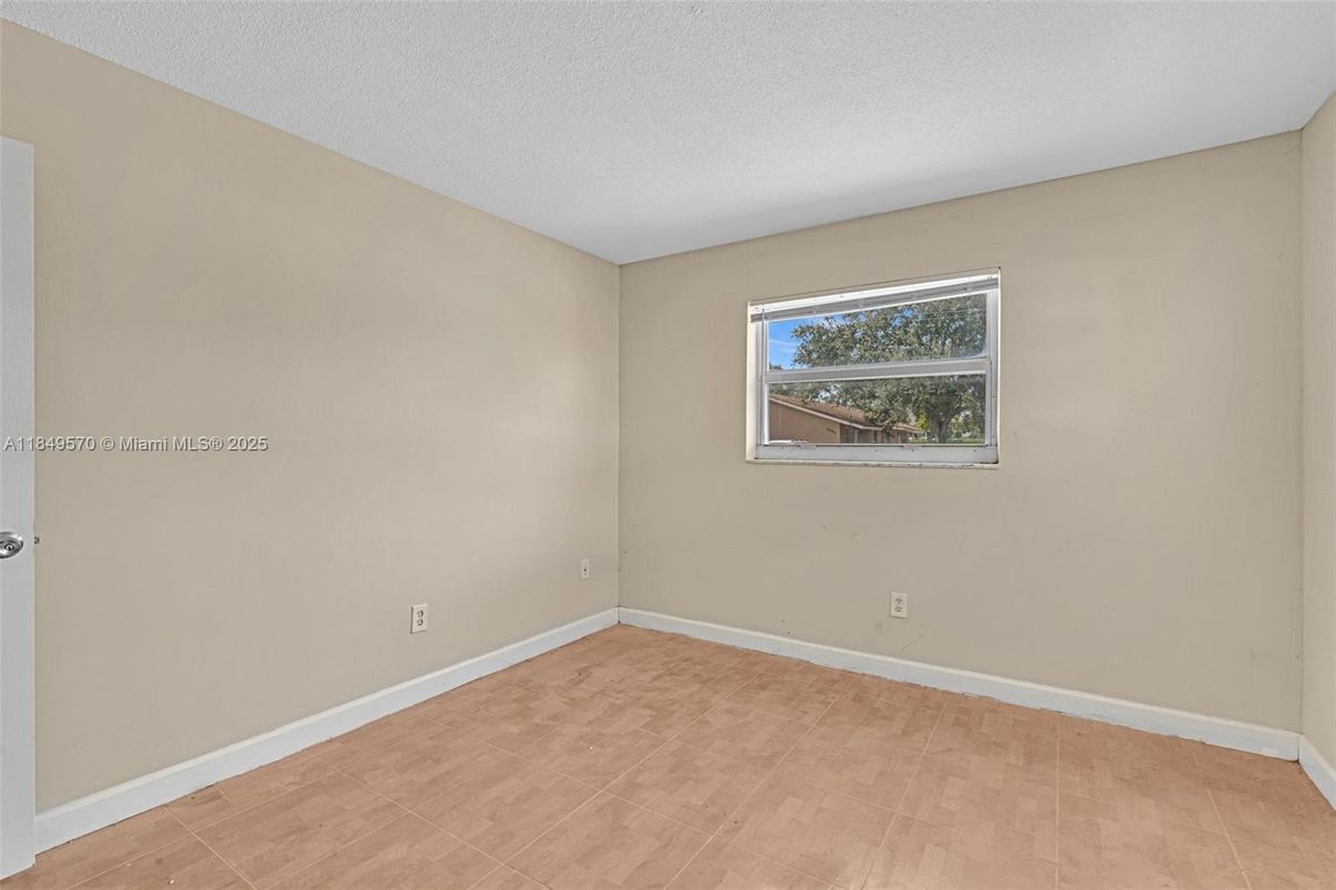 Empty room, Interior