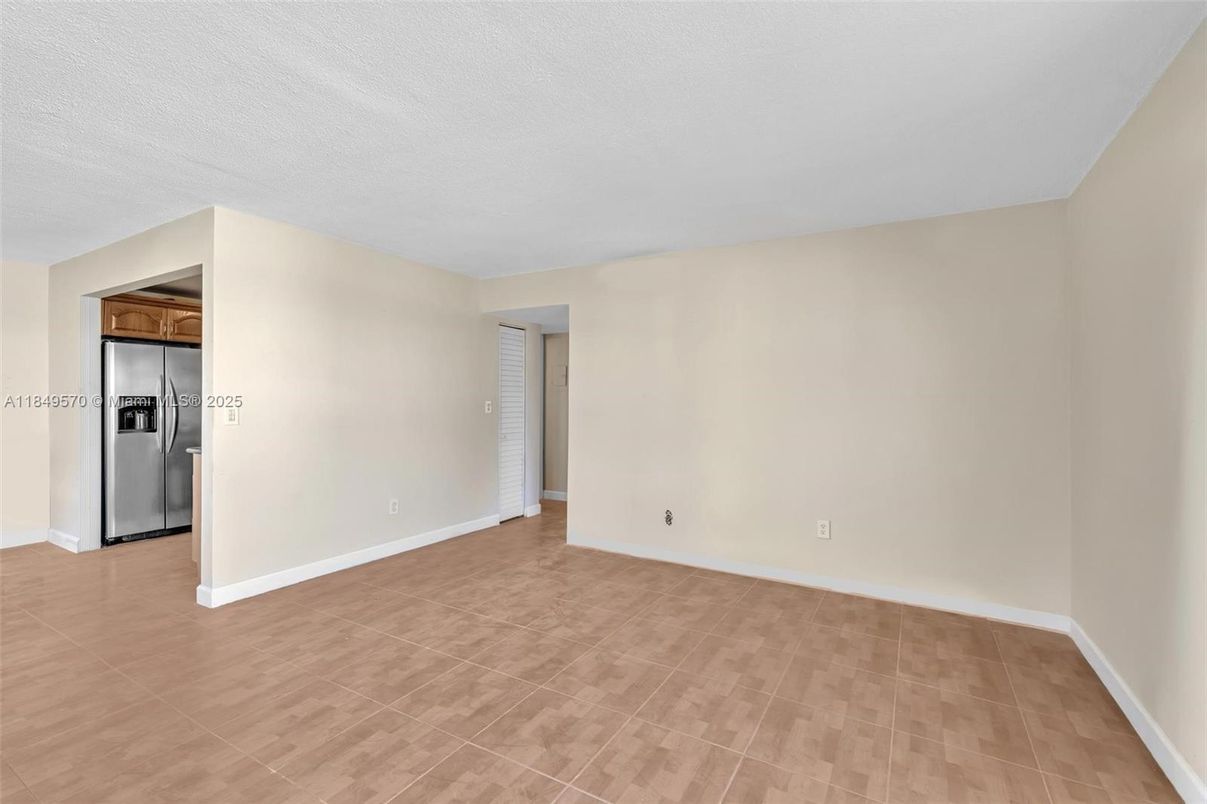 Empty room, Interior