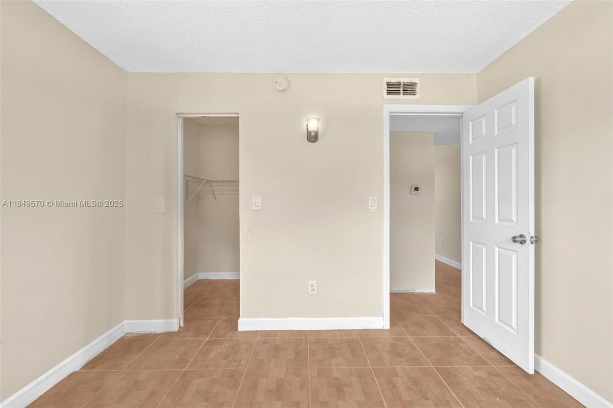 Empty room, Interior