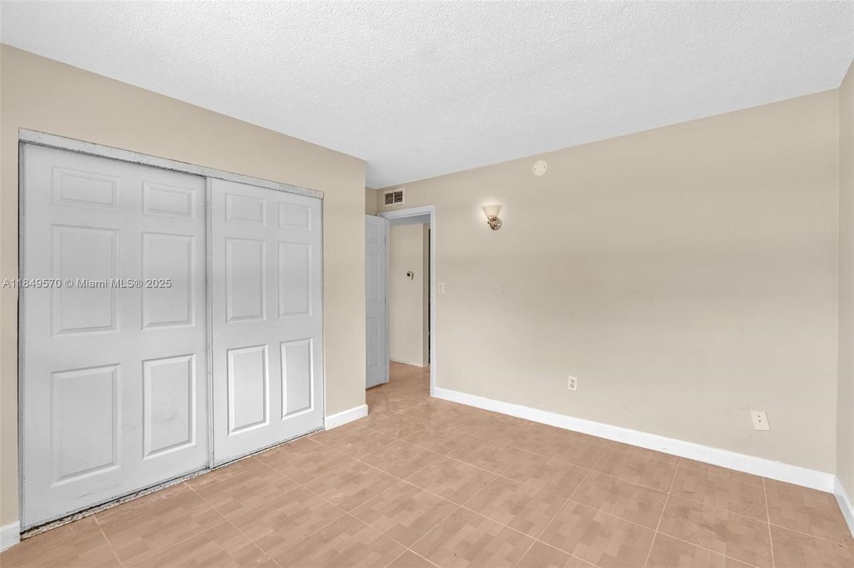 Empty room, Interior