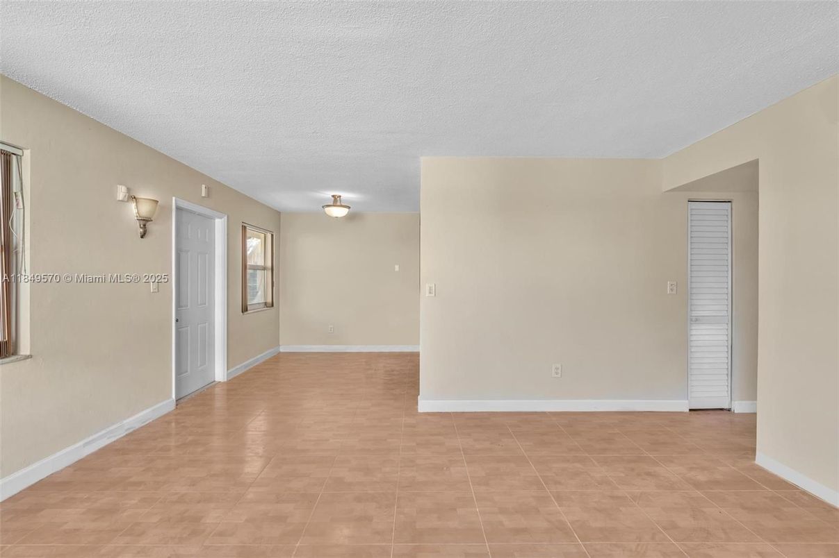 Empty room, Interior