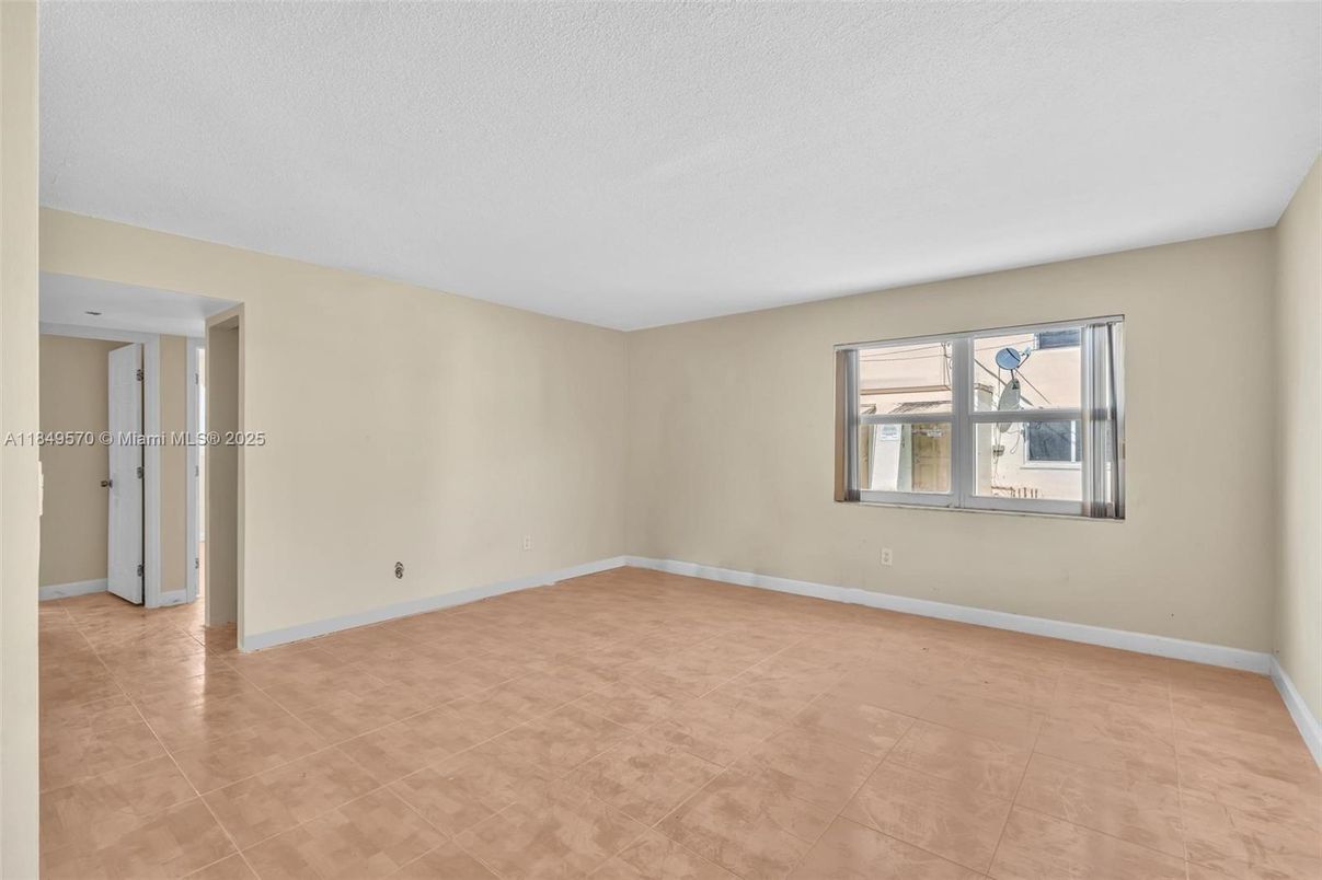Empty room, Interior
