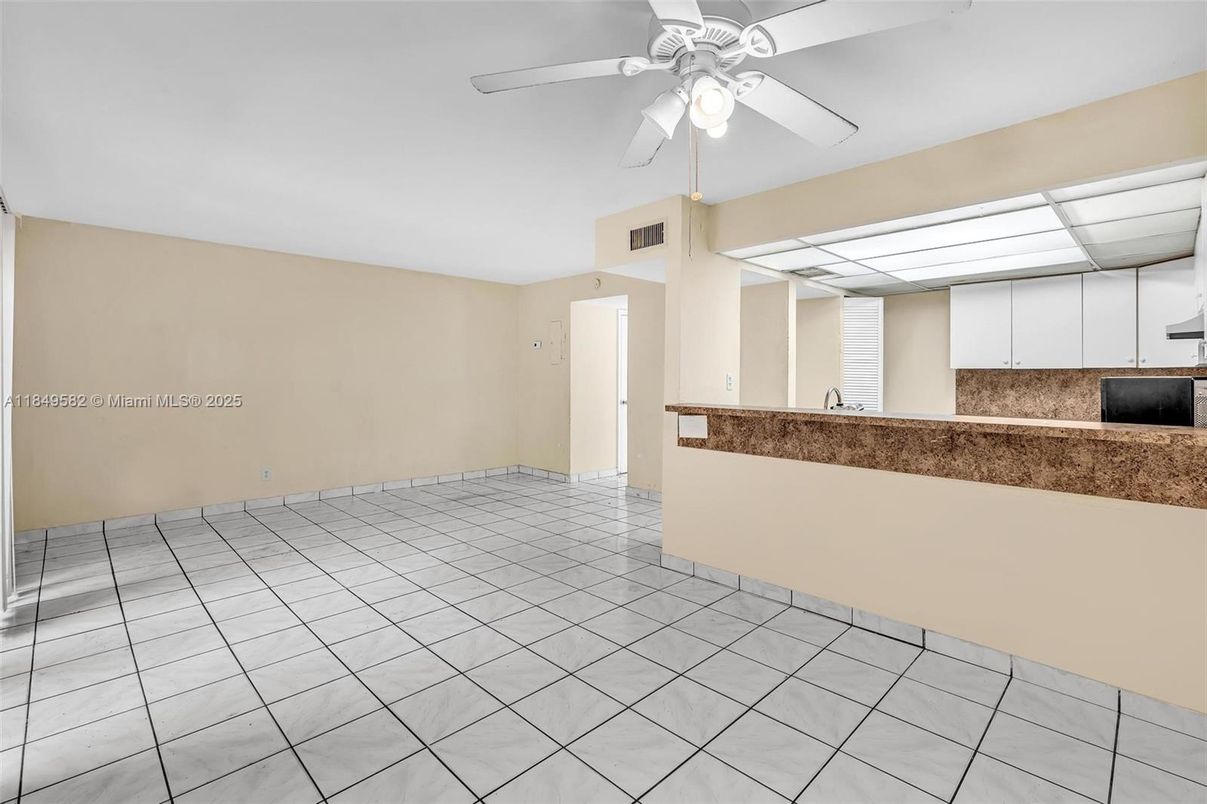 Empty room, Interior