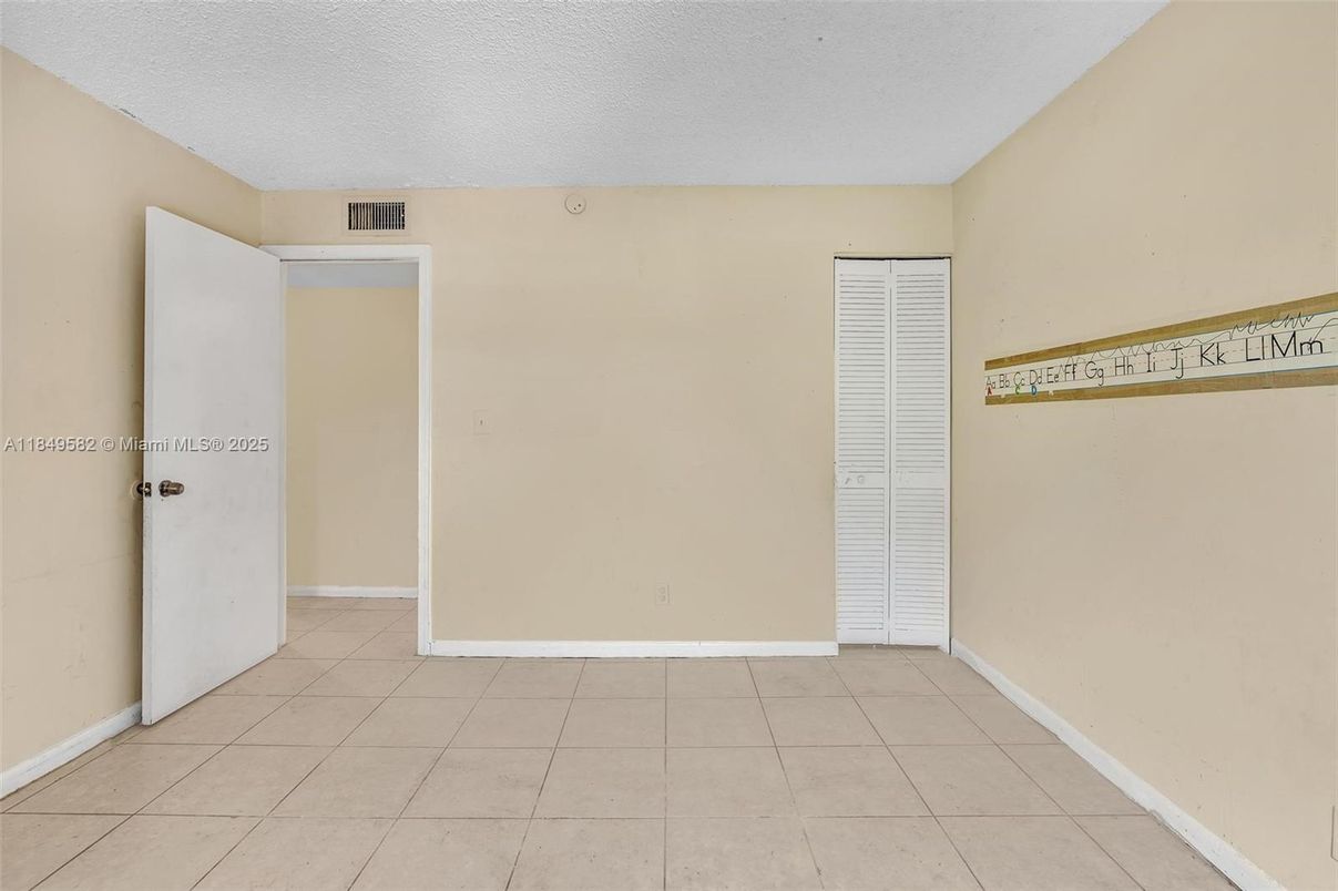 Empty room, Interior