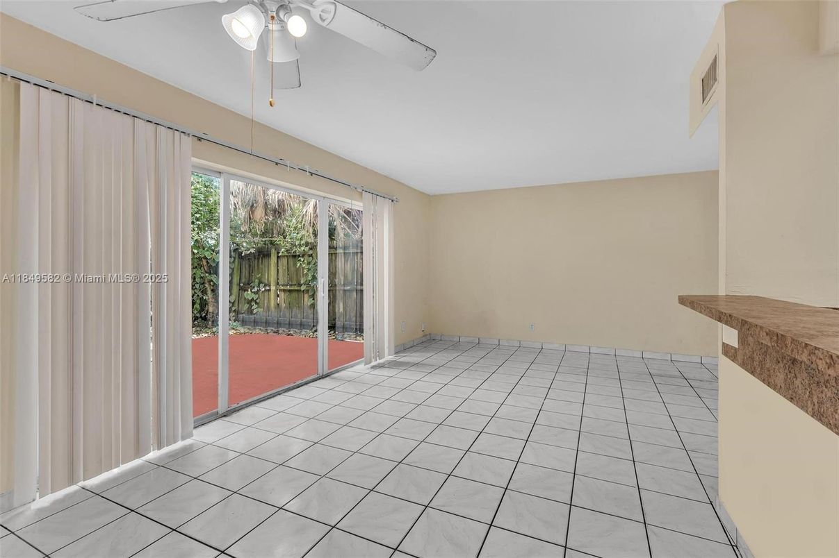 Empty room, Interior