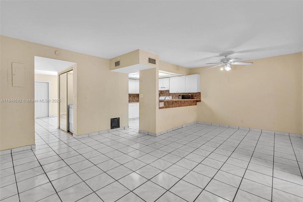 Empty room, Interior