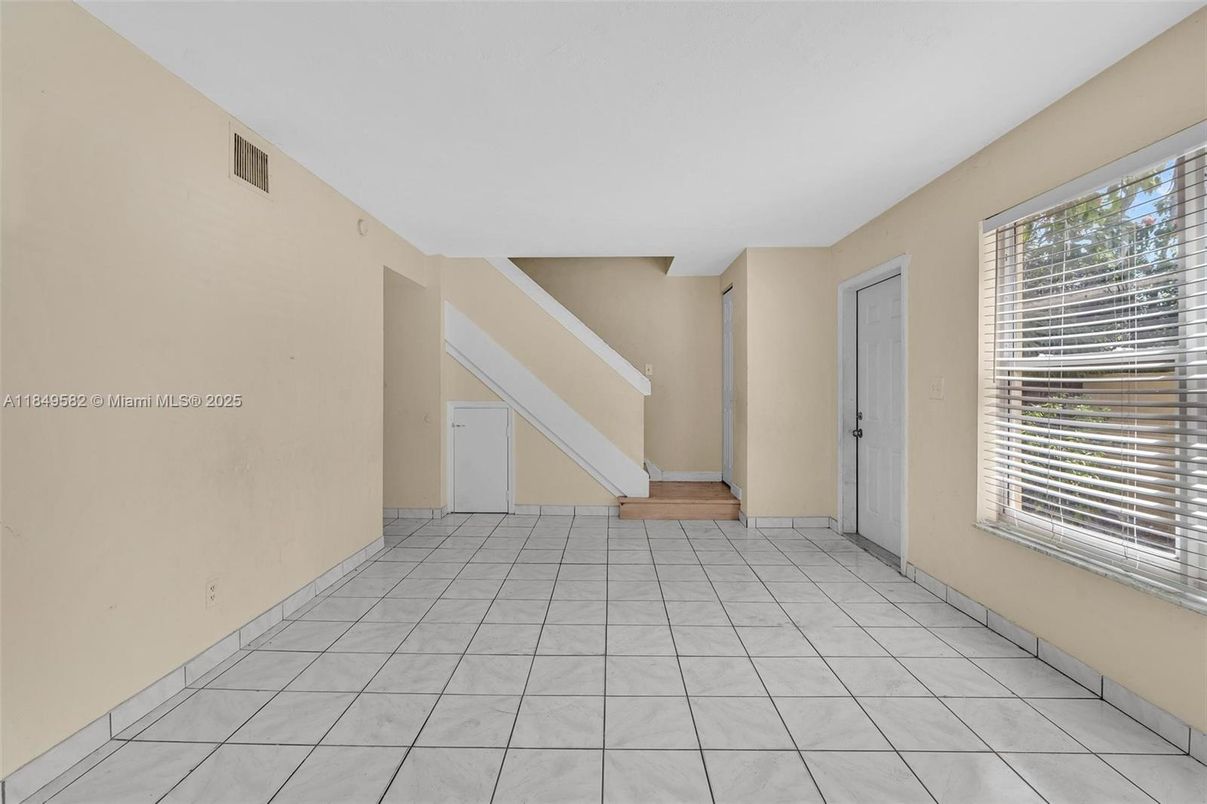 Empty room, Interior