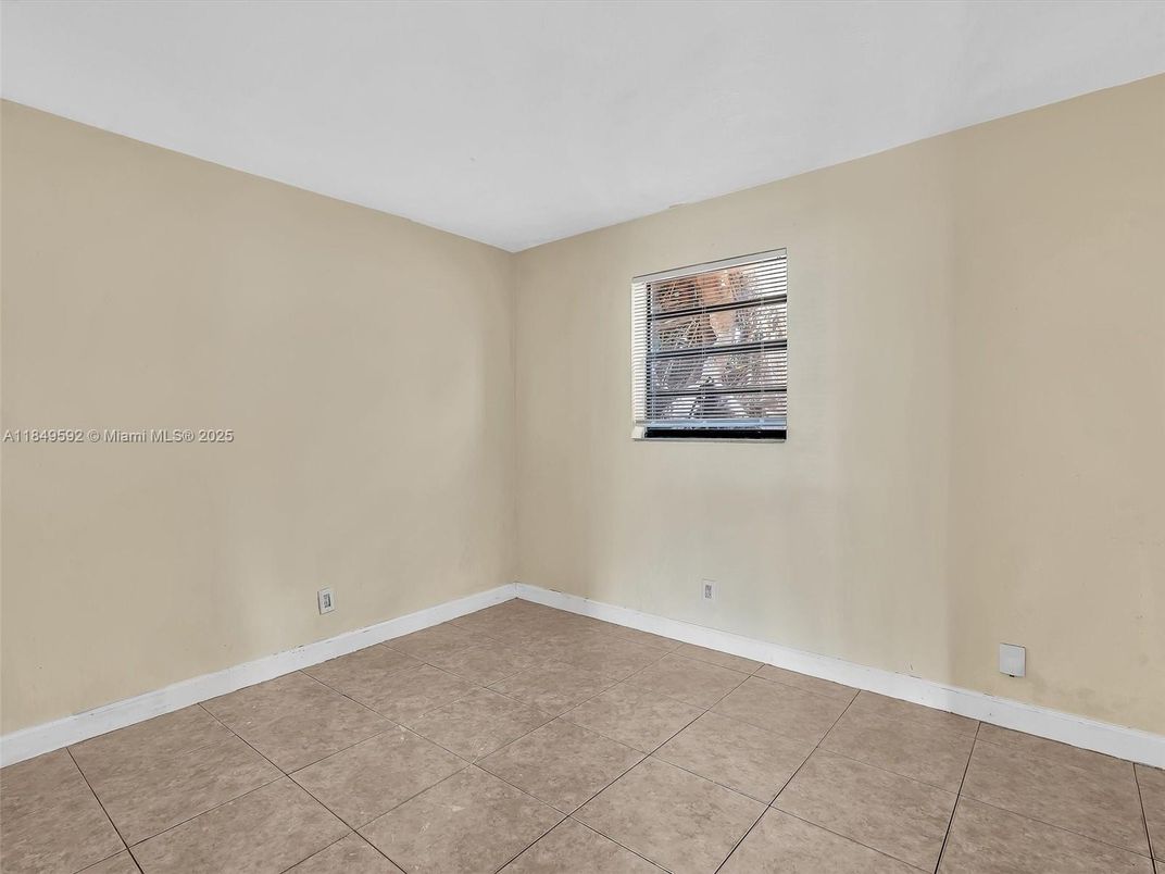 Empty room, Interior