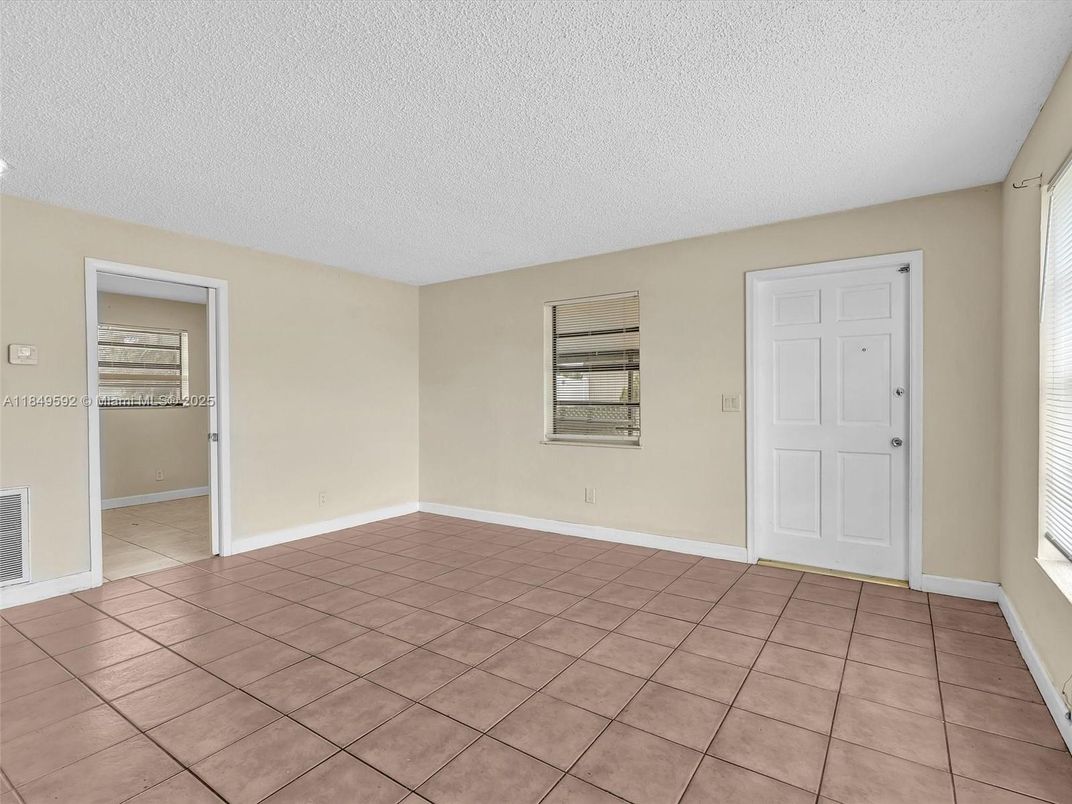 Empty room, Interior