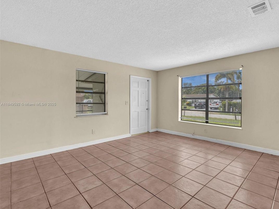Empty room, Interior