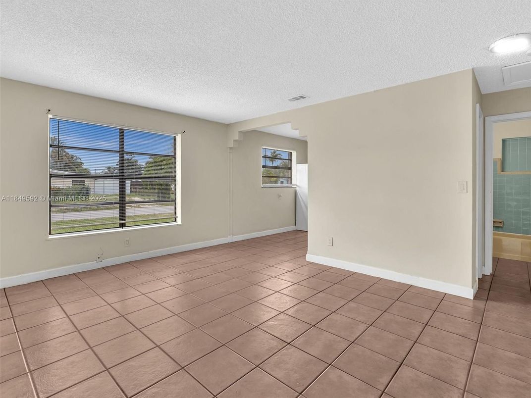 Empty room, Interior