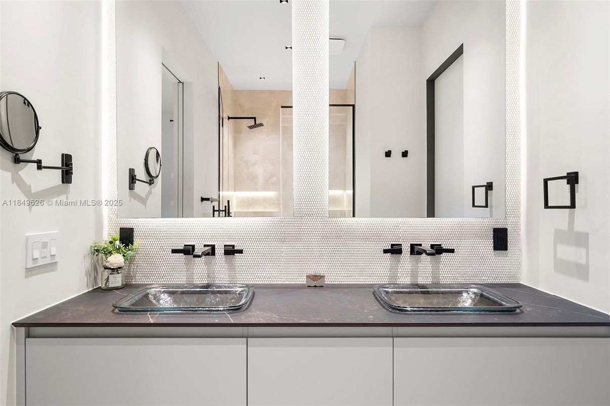 Bathroom, Dual Sink Vanities, Interior, Recessed Lighting