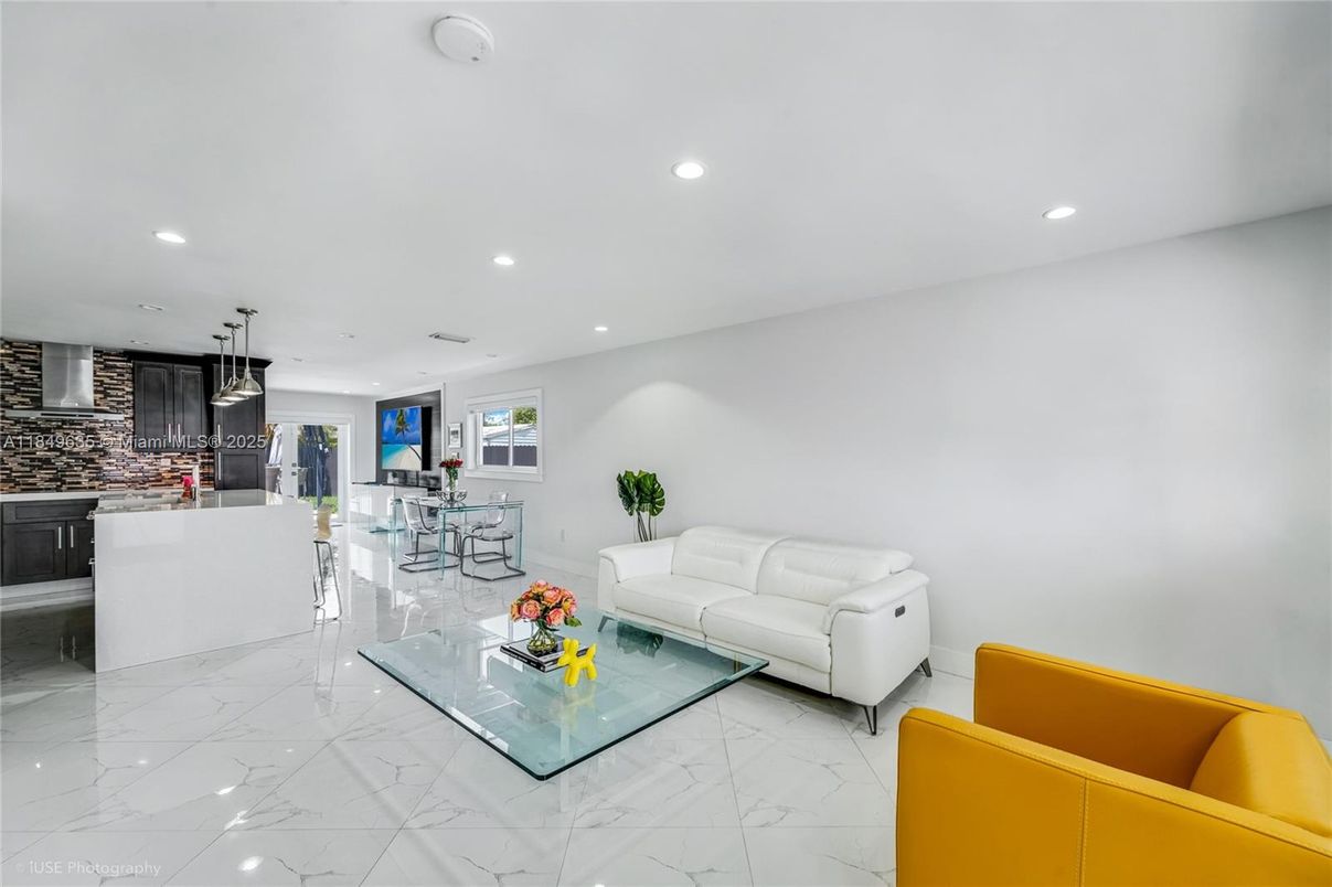 Dining room, Interior, Kitchen, Living room, Marble, Pendant Lights, Recessed Lighting