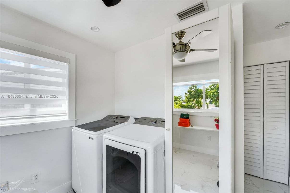 Interior, Marble, Recessed Lighting, Washer