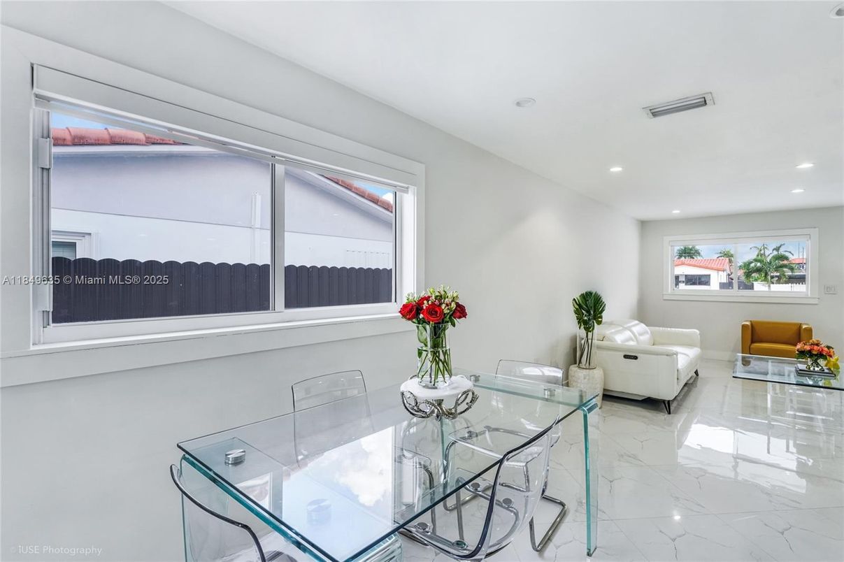 Dining room, Interior, Living room, Marble, Recessed Lighting