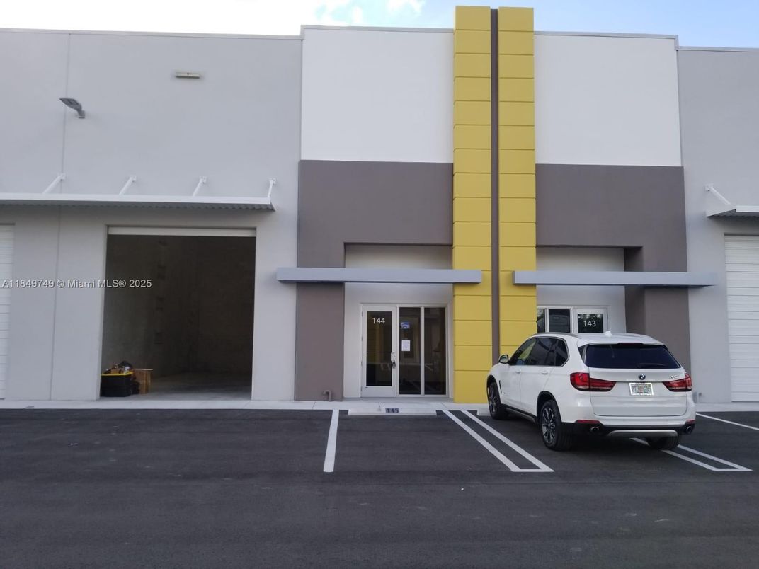 Exterior, Facade, Modern