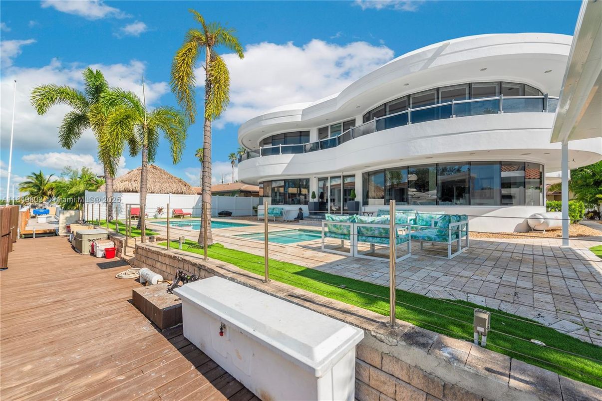 Exterior, Pool