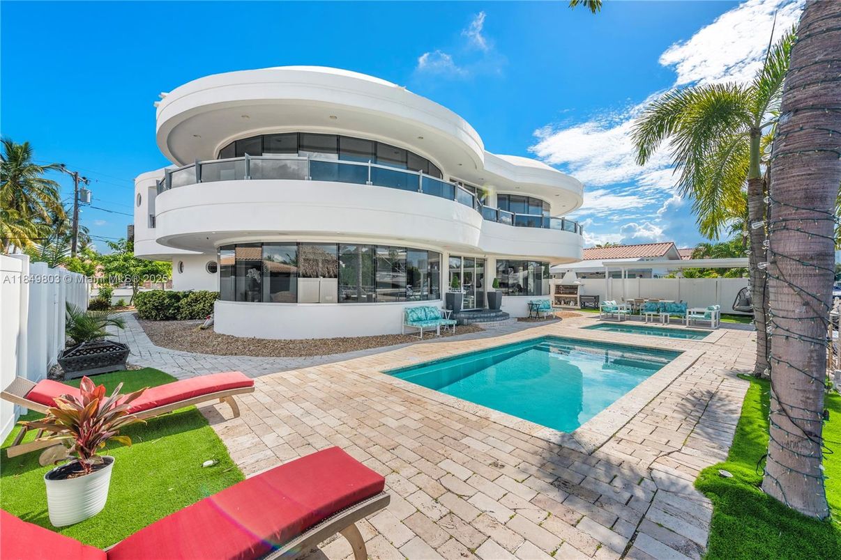 Exterior, Pool