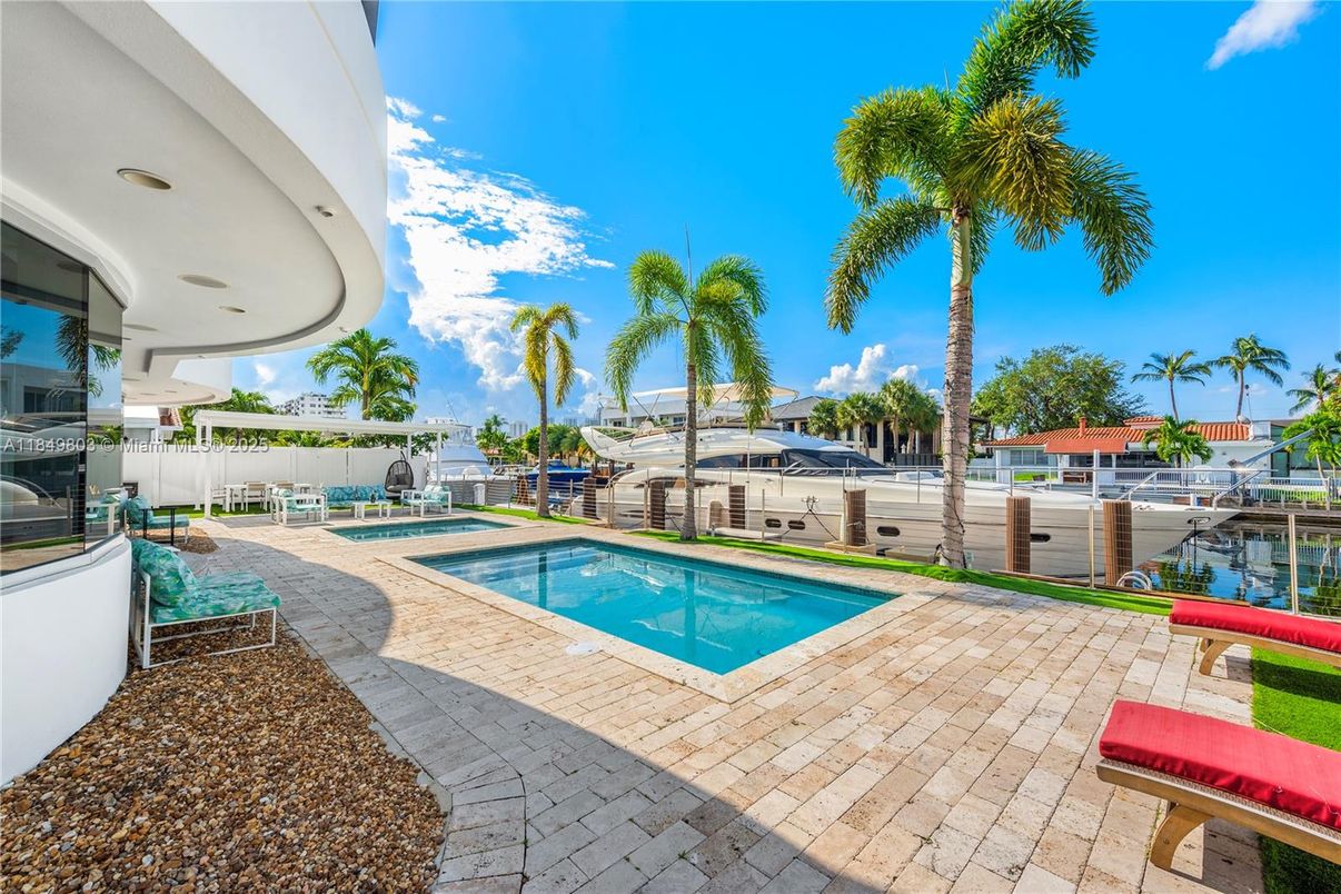 Exterior, Pool