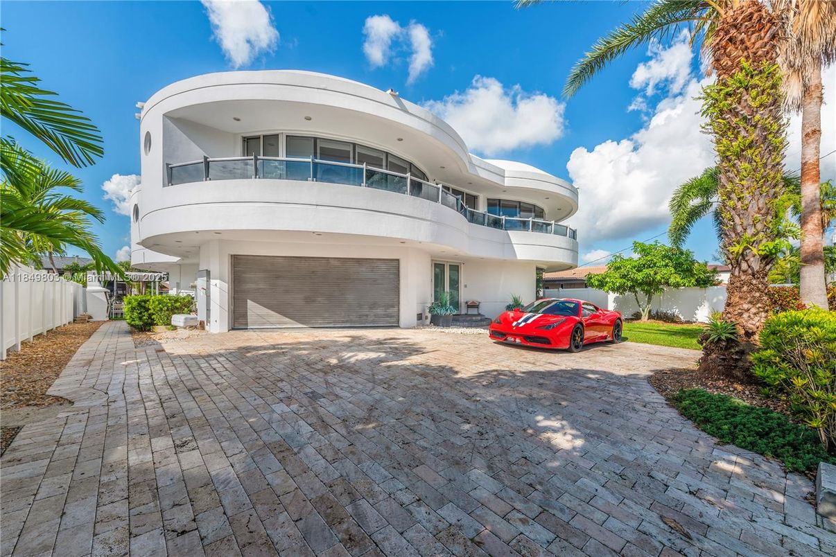 Attached, Exterior, Facade, Modern