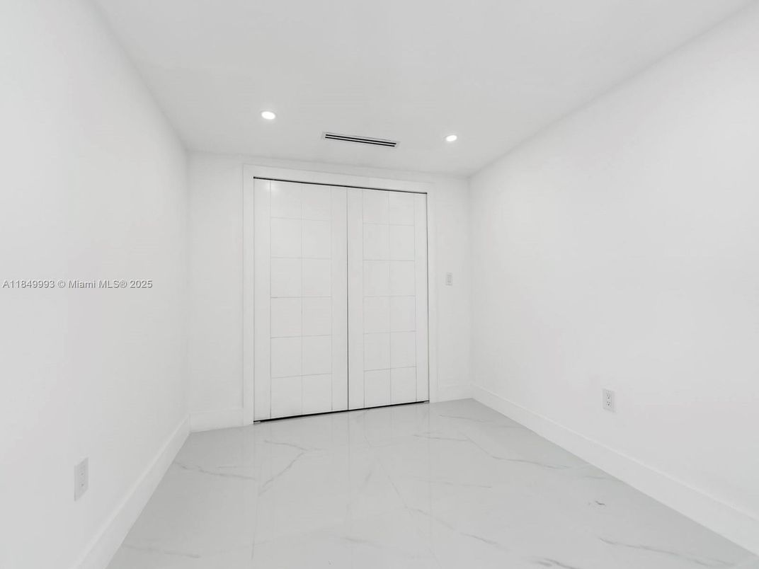 Empty room, Interior, Marble, Recessed Lighting